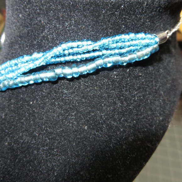 Lifestyle Studios Beaded necklace and earrings - Picture 8 of 13